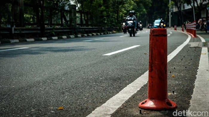 Stick cone yang berfungi sebagai pembatas jalur sepeda di Jalan Tentara Pelajar, Jakarta, banyak yang hilang dan rusak. Belum ada tanda adanya perawatan stick cone ini.