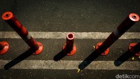 Kondisinya kini sudah mulai rusak seperti stiker reflektor yang mulai lepas sampai stick cone yang tinggal setengah bagian saja.   