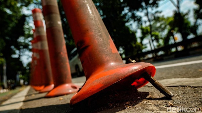 Stick cone yang berfungi sebagai pembatas jalur sepeda di Jalan Tentara Pelajar, Jakarta, banyak yang hilang dan rusak. Belum ada tanda adanya perawatan stick cone ini.