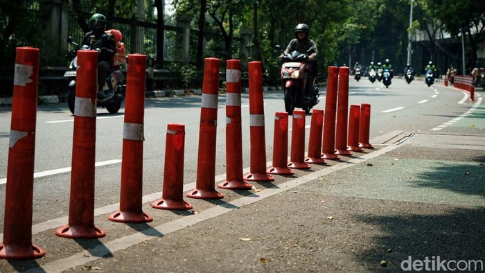 Stick cone yang berfungi sebagai pembatas jalur sepeda di Jalan Tentara Pelajar, Jakarta, banyak yang hilang dan rusak. Belum ada tanda adanya perawatan stick cone ini.