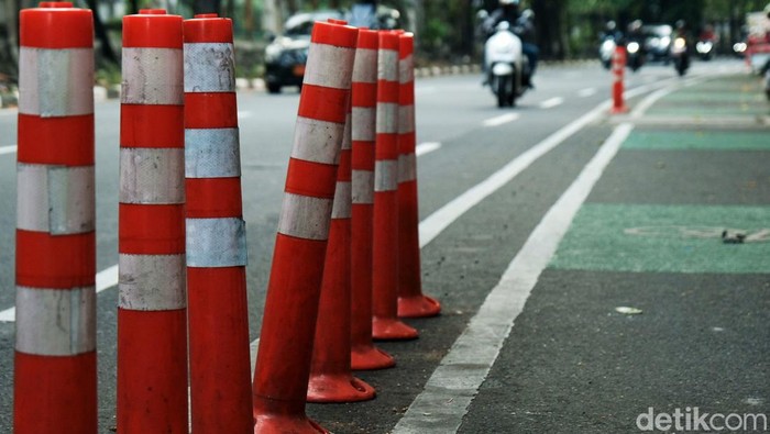 Stick cone yang berfungi sebagai pembatas jalur sepeda di Jalan Tentara Pelajar, Jakarta, banyak yang hilang dan rusak. Belum ada tanda adanya perawatan stick cone ini.