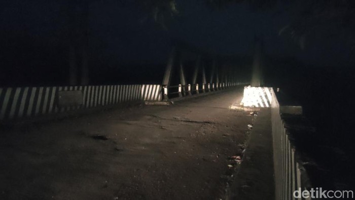 Suasana di Jembatan Citarum Lama Cianjur