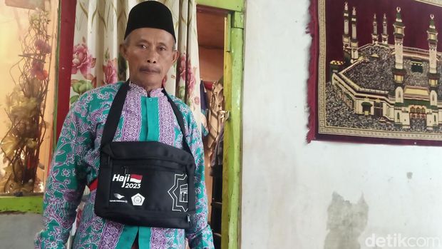 Sureto, tukang becak asal Banjarnegara yang bisa haji 2 kali. Foto diambil Kamis (8/6/2023).