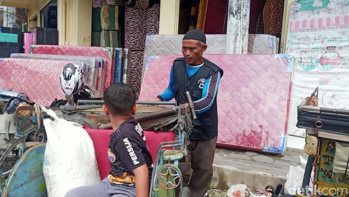 Sureto, tukang becak asal Banjarnegara yang bisa haji 2 kali. Foto diambil Kamis (8/6/2023).