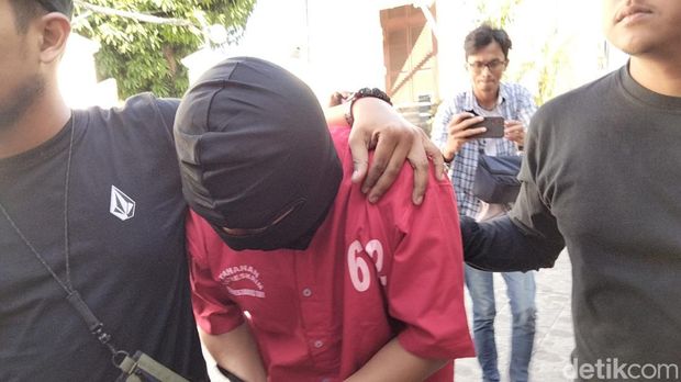 Tampang guru les musik yang membunuh mahasiswi Surabaya lalu memasukkan mayatnya ke dalam koper