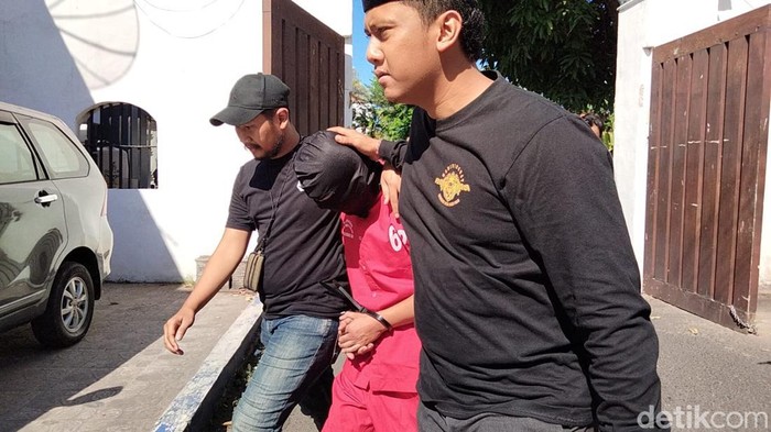 Tampang guru les musik yang membunuh mahasiswi Surabaya lalu memasukkan mayatnya ke dalam koper