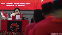 Megawati terhenti sekitar 20 detik saat menahan tangis sambil menyeka pipinya. Megawati menyampaikan tepat 10 tahun lalu, suaminya yakni Taufiq Kiemas, pergi selamanya.  