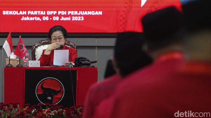 Tangis Megawati Kenang 10 Tahun Wafatnya Taufiq Kiemas Ketum Megawati Soekarnoputri menahan tangis saat pidato penutupan Rakernas III PDIP. Megawati menahan tangisnya kala mengenang 10 tahun wafatnya Taufiq Kiemas.