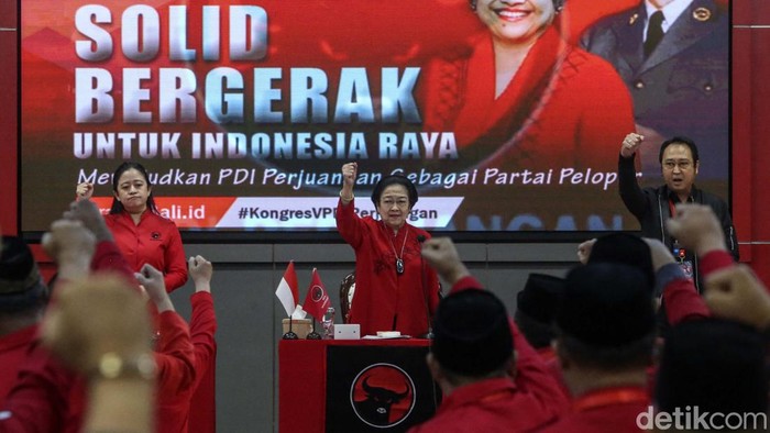 Ketum Megawati Soekarnoputri menahan tangis saat pidato penutupan Rakernas III PDIP. Megawati menahan tangisnya kala mengenang 10 tahun wafatnya Taufiq Kiemas.