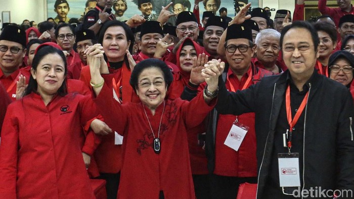 Ketum Megawati Soekarnoputri menahan tangis saat pidato penutupan Rakernas III PDIP. Megawati menahan tangisnya kala mengenang 10 tahun wafatnya Taufiq Kiemas.