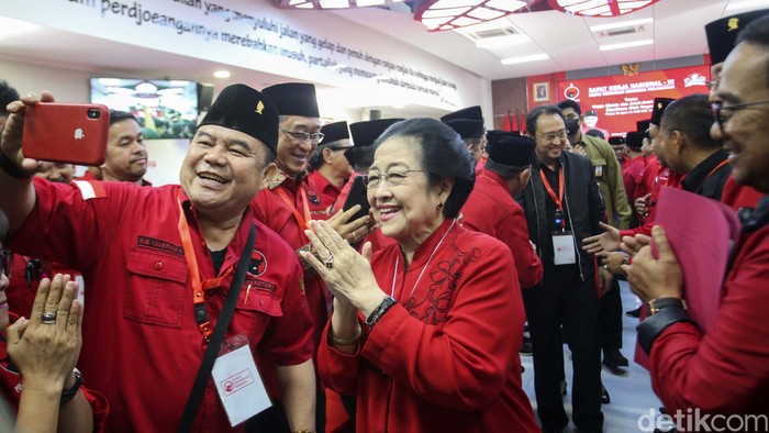 Ketum Megawati Soekarnoputri menahan tangis saat pidato penutupan Rakernas III PDIP. Megawati menahan tangisnya kala mengenang 10 tahun wafatnya Taufiq Kiemas.