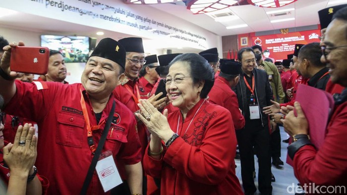 Tangis Megawati Kenang 10 Tahun Wafatnya Taufiq Kiemas Ketum Megawati Soekarnoputri menahan tangis saat pidato penutupan Rakernas III PDIP. Megawati menahan tangisnya kala mengenang 10 tahun wafatnya Taufiq Kiemas.