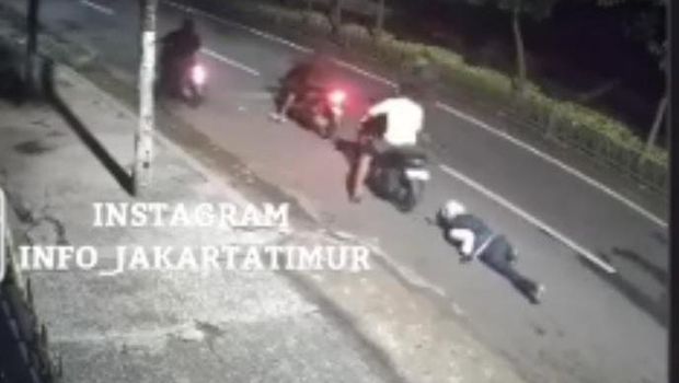Tangkapan layar video aksi begal di Pulogadung, Jakarta Timur