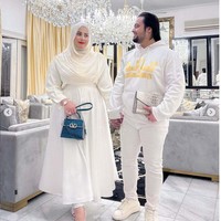 Seperti di foto ini, Tasyi Athasyia dan Syech Zaki kompak memakai busana putih dari ujung kaki hingga kepala saat keduanya akan merayakan ulang tahun sang YouTuber. Foto: Dok. Instagram @tasyiiathasyia