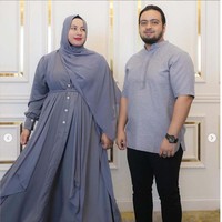 Pada momen Ramadan 2023 lalu, Tasyi Athasyia dan Syech Zaki tampil kembar dengan busana berwarna abu-abu. Foto: Dok. Instagram @tasyiiathasyia