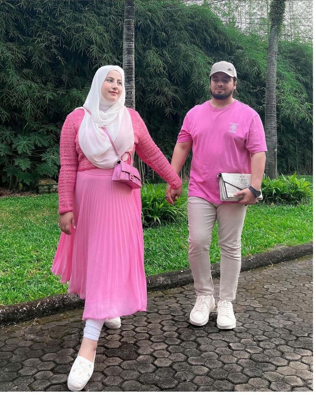 Tasyi Athasyia menikah dengan sepupunya Syech pada tahun 2015 karena dijodohkan orang tua sejak bocil. Saat menikah, Tasyi masih berprofesi sebagai dokter gigi dan belum sepopuler sekarang. Foto: Dok. Instagram @tasyiiathasyia