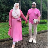 Tasyi Athasyia menikah dengan sepupunya Syech pada tahun 2015 karena dijodohkan orang tua sejak bocil. Saat menikah, Tasyi masih berprofesi sebagai dokter gigi dan belum sepopuler sekarang. Foto: Dok. Instagram @tasyiiathasyia