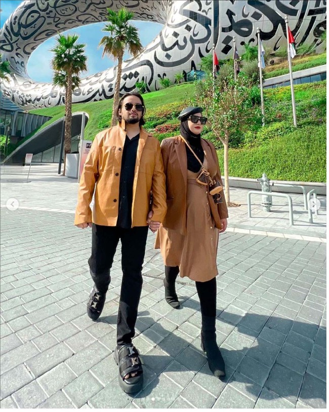 Kini Tasyi Athasyia jadi sorotan lagi bukan karena gaya kompaknya dalam berbusana dengan sang suami. YouTuber yang suka membuat review makanan itu viral karena dituding tidak membayar gaji karyawannya setelah Lebaran 2023. Foto: Dok. Instagram @tasyiiathasyia