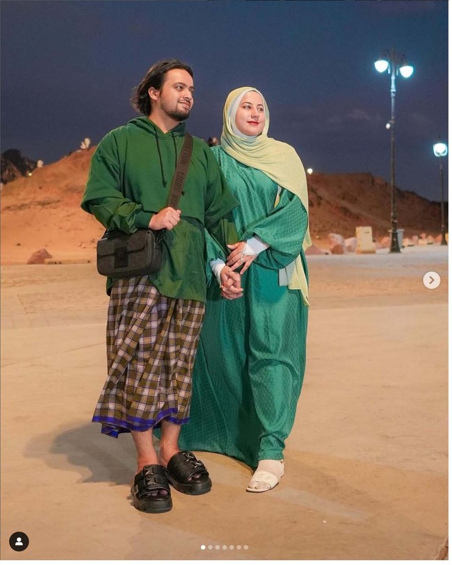 Sampai saat berada di Tanah Suci pun, Tasyi Athasyia dan Syech Zaki tampil dengan busana senada. Foto: Dok. Instagram @tasyiiathasyia