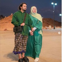 Sampai saat berada di Tanah Suci pun, Tasyi Athasyia dan Syech Zaki tampil dengan busana senada. Foto: Dok. Instagram @tasyiiathasyia