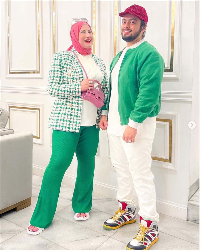 Busana warna hijau terang tak luput jadi pilihan kembaran Tasyan Farasya itu untuk bergaya kompak dengan sang suami, Syech Zaki. Foto: Dok. Instagram @tasyiiathasyia