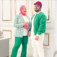 Busana warna hijau terang tak luput jadi pilihan kembaran Tasyan Farasya itu untuk bergaya kompak dengan sang suami, Syech Zaki. Foto: Dok. Instagram @tasyiiathasyia