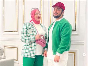8 Gaya Kembar Tasyi Atahsyia dan Suami, Jadi Sorotan Pakai Baju Warna Pink