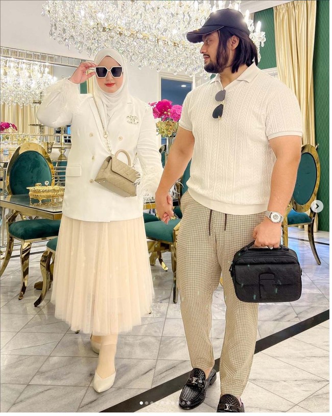 Namun melalui unggahan di Instagram, karyawan Tasyi yang sebelumnya mengaku belum mendapatkan gaji itu kini menyampaikan permintaan maafnya pada sang YouTuber. Foto: Dok. Instagram @tasyiiathasyia