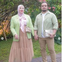 Dalam berbagai kesempatan Tasyi Athasyia dan suaminya Syech Zaki suka bergaya dengan busana berwarna senada. Mulai dari hanya sekadar jalan-jalan ke mall, liburan ke luar negeri hingga umrah, pasangan dengan tiga anak itu kerap tampil kembar. Foto: Dok. Instagram @tasyiiathasyia