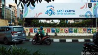 Spanduk berlogo HUT ke-496 DKI Jakarta terpasang di kawasan Kebayoran Lama, Jakarta Selatan, Kamis (8/6/2023).  