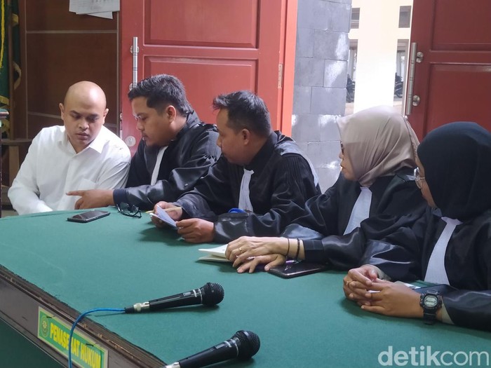 Terdakwa pembunuhan sekeluarga di Magelang, Dhio Daffa dijatuhi hukuman seumur hidup di PN Mungkid, Kamis (8/6/2023).