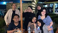 Tia Septiana (memakai dress biru dengan motif floral) nongkrong bareng teman-temannya. Foto: dok. Instagram Tia Septiana