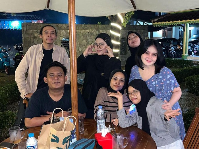 Tia Septina Tia Septina, putri kedua Mandra.
