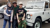 Cewek kelahiran 21 September 2000 itu langsung membuat Maia Estianty terpana dan tak percaya dia adalah anak kandung Mandra. Ini adalah foto ketika Mandra bversama Tia (memakai topi) dan sang kakak. Foto: dok. Instagram Tia Septiana