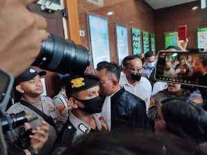 Pengacara Haris Azhar Adu Mulut karena Sempat Tak Bisa Masuk Ruang Sidang