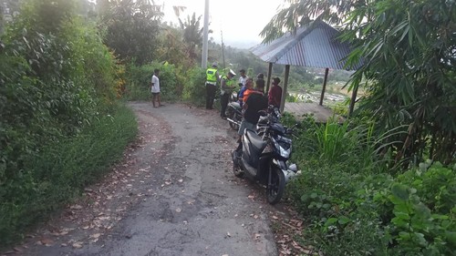 Pemotor dan orang yang diboncengnya jatuh ke jurang sedalam 15 meter. Keduanya sempat dilarikan ke RSUD Buleleng, namun dinyatakan meninggal.