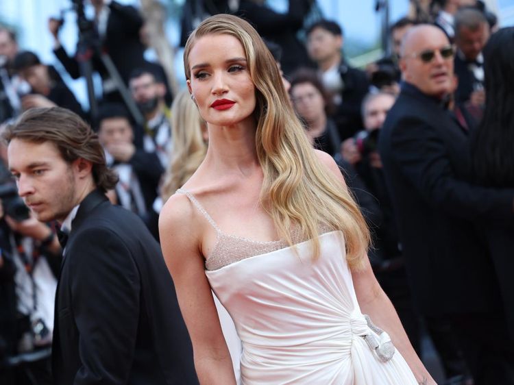 7 Gaya Artis Pakai Gaun Melorot Sampai Ekspos Bra, Jadi Tren di Cannes