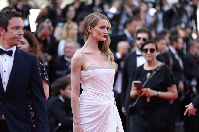 Masih di karpet merah yang sama, model dan aktris Rosie Huntington-Whiteley juga berbalut gaun dengan detail serupa. Bedanya, bra di balik gaun putih Fendi yang membungkus tubuhnya hadir dengan material sheer yang seksi. (Foto: Andreas Rentz/Getty Images)