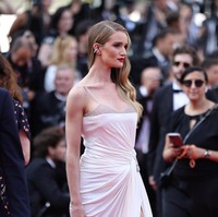 Masih di karpet merah yang sama, model dan aktris Rosie Huntington-Whiteley juga berbalut gaun dengan detail serupa. Bedanya, bra di balik gaun putih Fendi yang membungkus tubuhnya hadir dengan material sheer yang seksi. (Foto: Andreas Rentz/Getty Images)