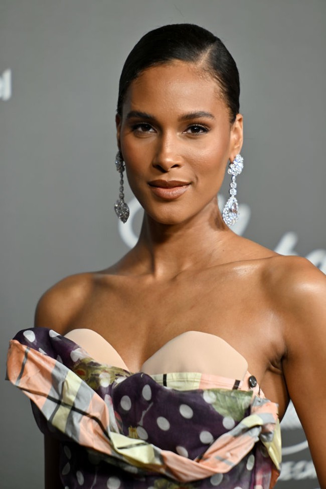 Model Cindy Bruna juga memilih tren bra terekspos saat menghadiri Chopard Art Dinner yang digelar dalam rangkaian Cannes Film Festival 2023. (Foto: Lionel Hahn/Getty Images)