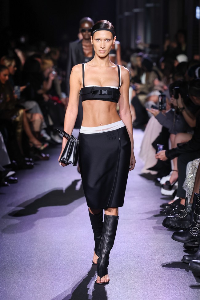 Miu Miu adalah salah satu rumah mode yang menawarkan tren bra terekspos lewat koleksi Spring-Summer 2023 seperti yang diperagakan Bella Hadid ini pada Oktober tahun lalu. Kepada USA Today, jurnalis budaya Christina Binkley memberikan analisanya mengapa penampilan tersebut menjadi tren. “Saat seseorang melihat foto dan meluangkan waktu untuk mengamati penampilan selebriti yang mengalami malafungsi busana atau sengaja, foto itu menjadi sangat berharga. Beri penghargaan Nobel bagi stylist yang mewujudkannya,” katanya seperti dikutip Page Six. (Foto: Victor Boyko/Getty Images)