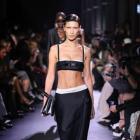 Miu Miu adalah salah satu rumah mode yang menawarkan tren bra terekspos lewat koleksi Spring-Summer 2023 seperti yang diperagakan Bella Hadid ini pada Oktober tahun lalu. Kepada USA Today, jurnalis budaya Christina Binkley memberikan analisanya mengapa penampilan tersebut menjadi tren. “Saat seseorang melihat foto dan meluangkan waktu untuk mengamati penampilan selebriti yang mengalami malafungsi busana atau sengaja, foto itu menjadi sangat berharga. Beri penghargaan Nobel bagi stylist yang mewujudkannya,” katanya seperti dikutip Page Six. (Foto: Victor Boyko/Getty Images)