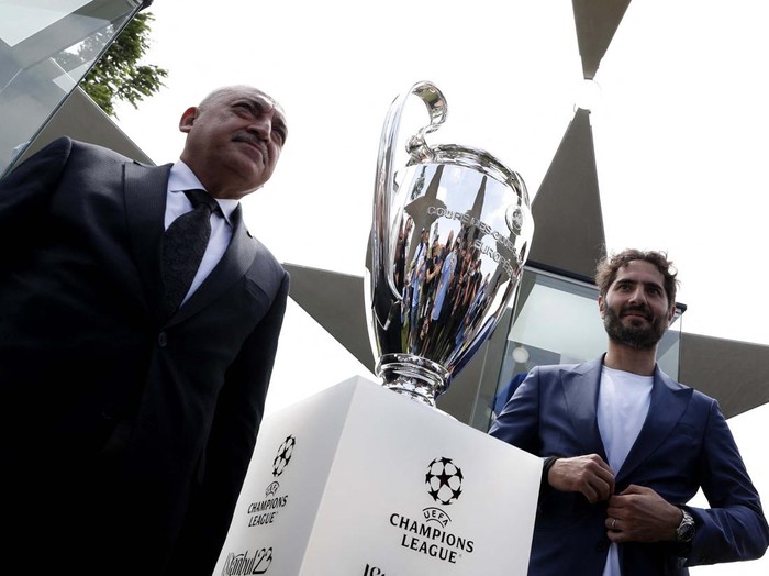 Soccer Football - Champions League - Final - Opening of the UEFA Champions Festival - Yenikapi Etkinlik Alani, Istanbul, Turkey - June 8, 2023
Former Turkey footballer Hamit Altintop unveil the Champions League trophy to mark the opening of the Champions League festival REUTERS/Murad Sezer