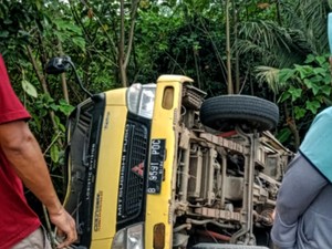 Tak Kuat Nanjak, Truk Muatan Pasir Hantam Gudang di Sukabumi