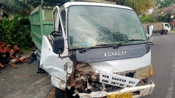 Truk menabrak mobil di jalan raya singaraja - Gerokgak, di Desa Ringdikit, Kecamatan Seririt, Kabupaten Buleleng, Bali Rabu (7/6/2023). (IST)