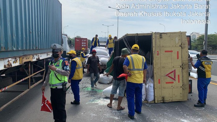 Truk muatan beras terguling di Tol Lingkar Barat