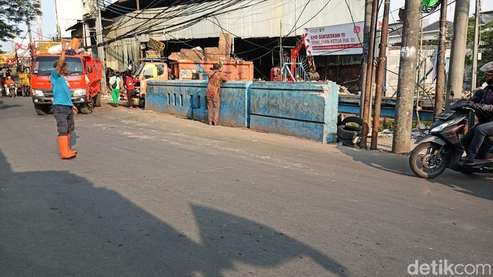 Tumpukan Sampah di Pasar Rubuh Tangerang Dibersihkan