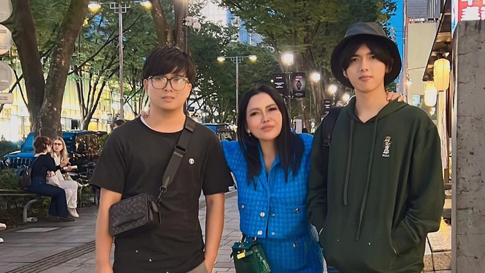 Uci Flowdea dan anak-anaknya.