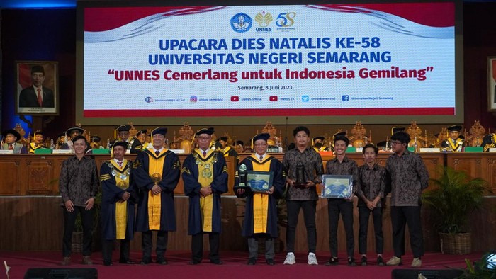 Unnes Semarang beri Anugerah Konservasi kepada Menteri ESDM dan Pandawara Group, Kamis (8/6/2023).
