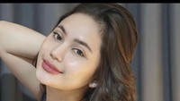 Valendza Wijaya lalu sempat menjalin hubungan sampai tunangan dengan pesepakbola Hanis Sagara. (Foto: dok Instagram)